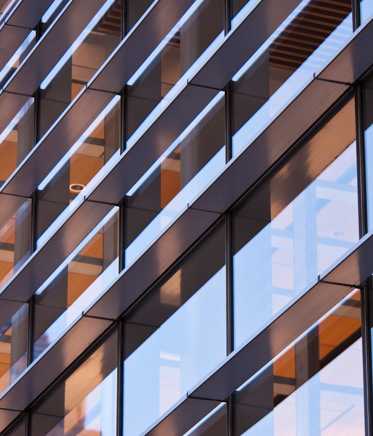 Primo piano di un edificio per uffici in cui l'interno è visibile attraverso le finestre.
